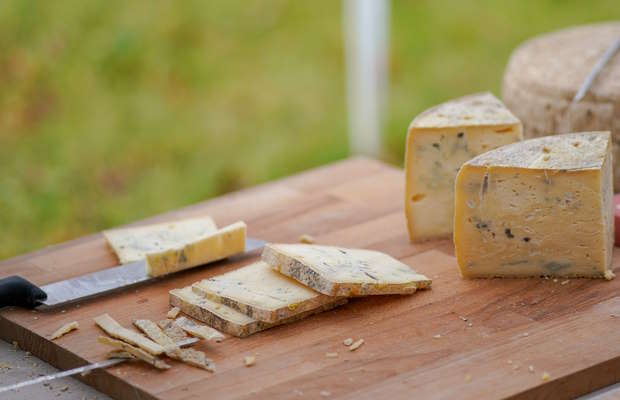 Τυρί σε ξύλο κοπής 